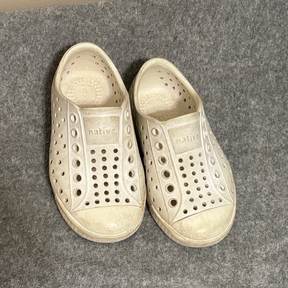 Native Kids size 6c white